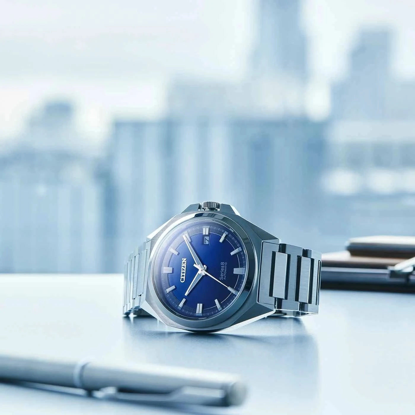 Citizen Series 8 herrur placerad på sidan, blå urtavla och armband i rostfritt stål