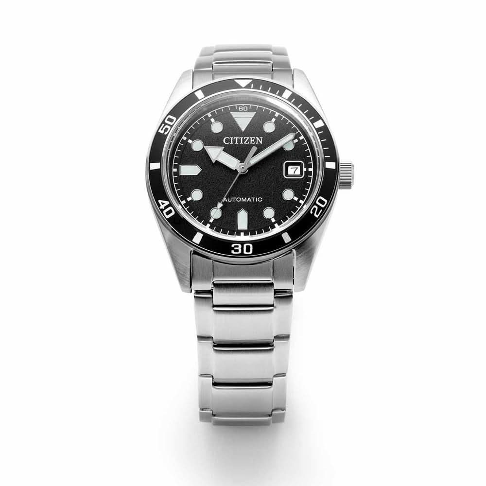 Automatisk armbandsur med svart urtavla och armband i rostfritt stål, framifrån