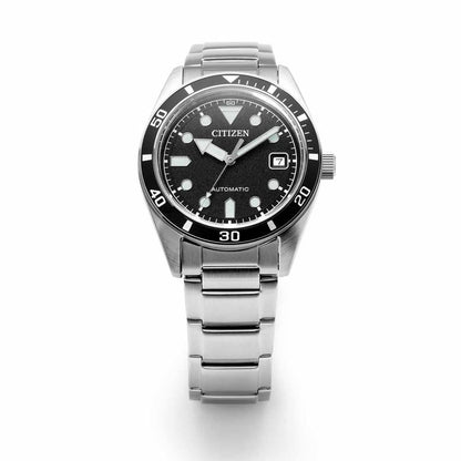 Automatisk armbandsur med svart urtavla och armband i rostfritt stål, framifrån