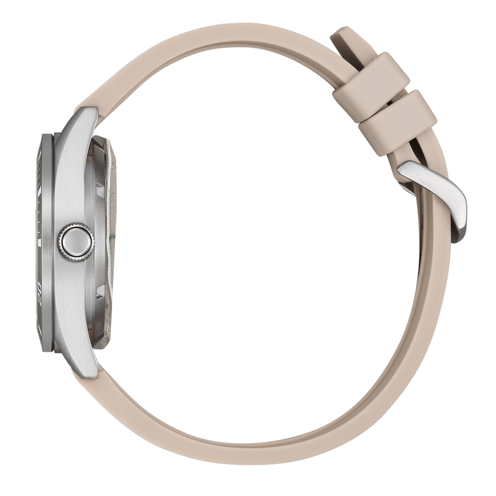 Damklocka sidovy med silverfärgat hölje och beigt, texturerat armband