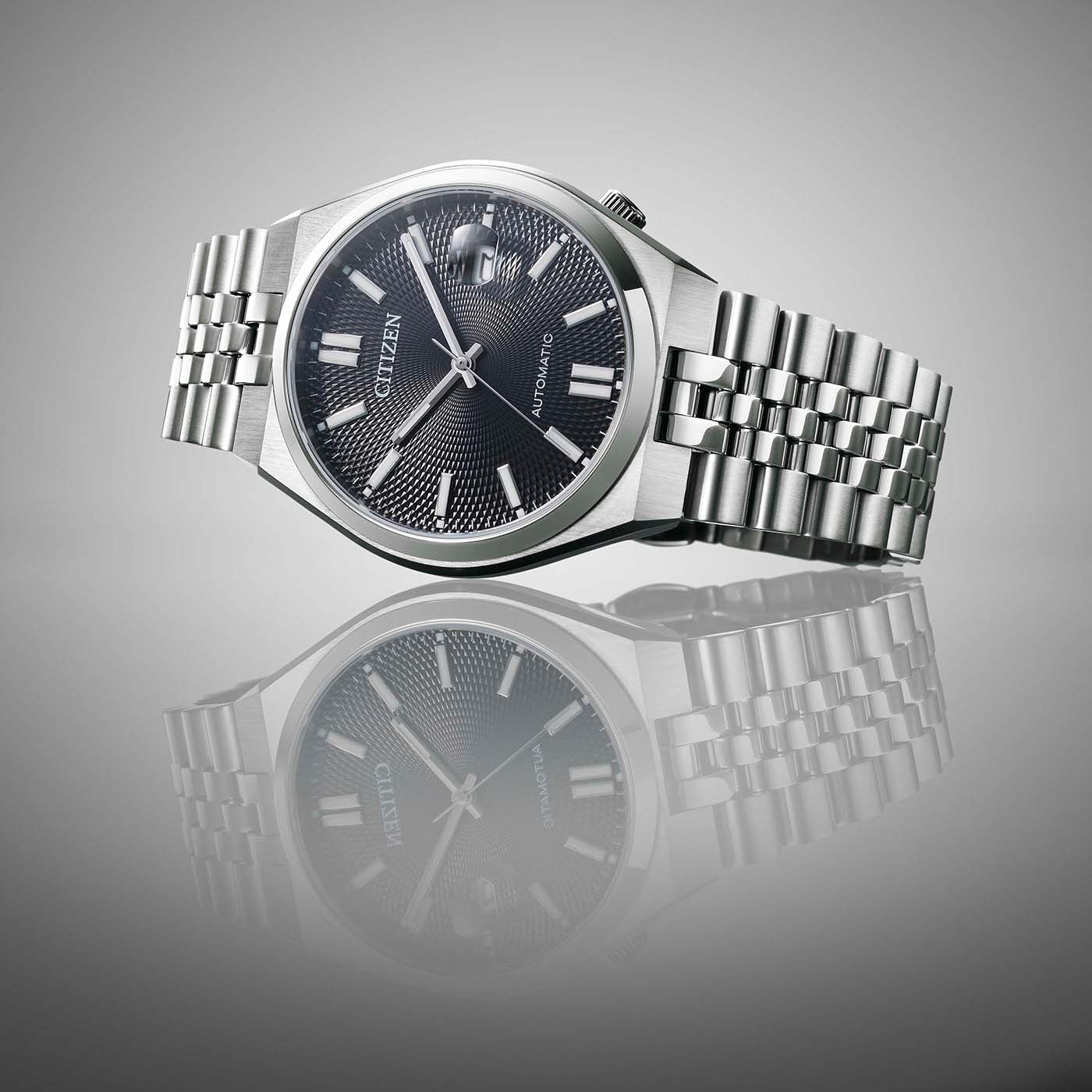 Herrenarmbanduhr in Seitenansicht, schwarzes Zifferblatt und Edelstahlband