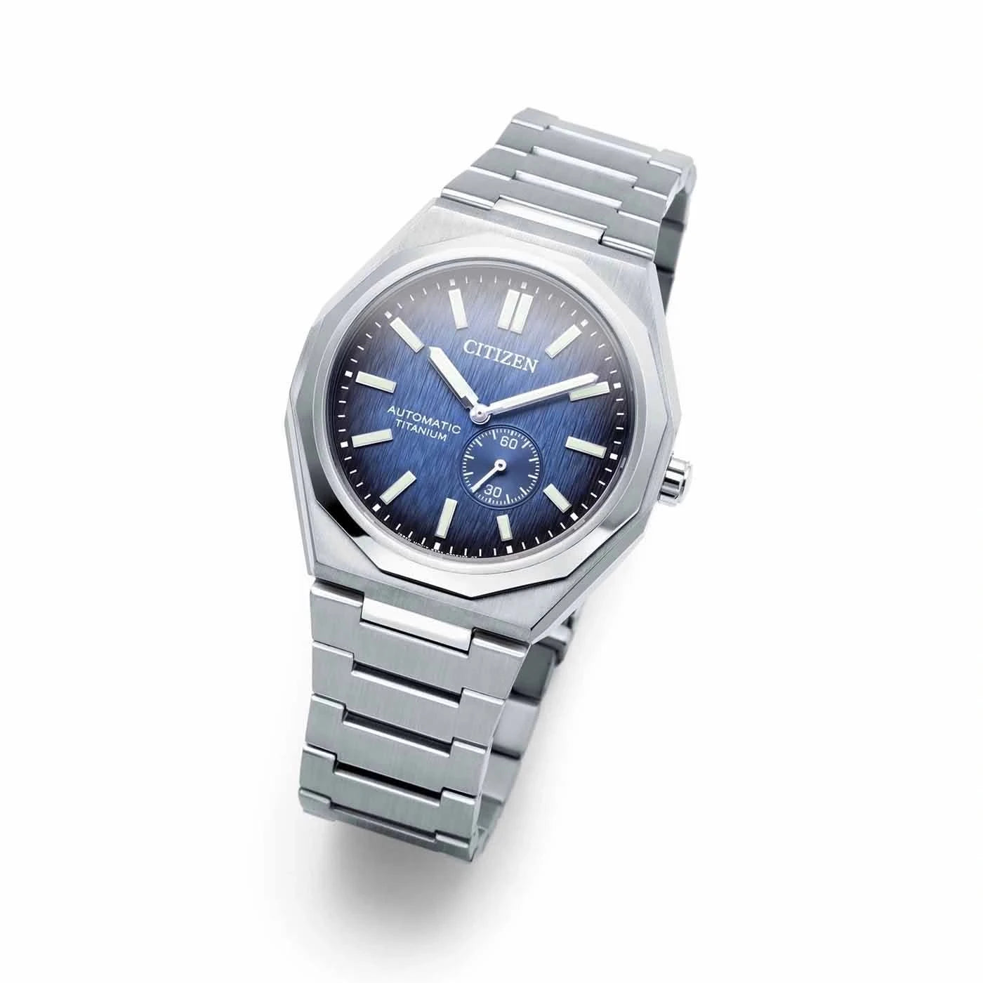 Herrklocka framifrån med blå urtavla, smala index och metallarmband