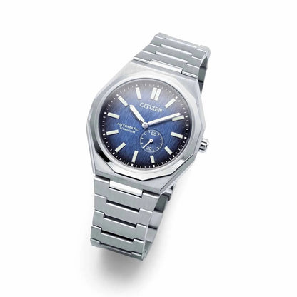 Herrklocka framifrån med blå urtavla, smala index och metallarmband