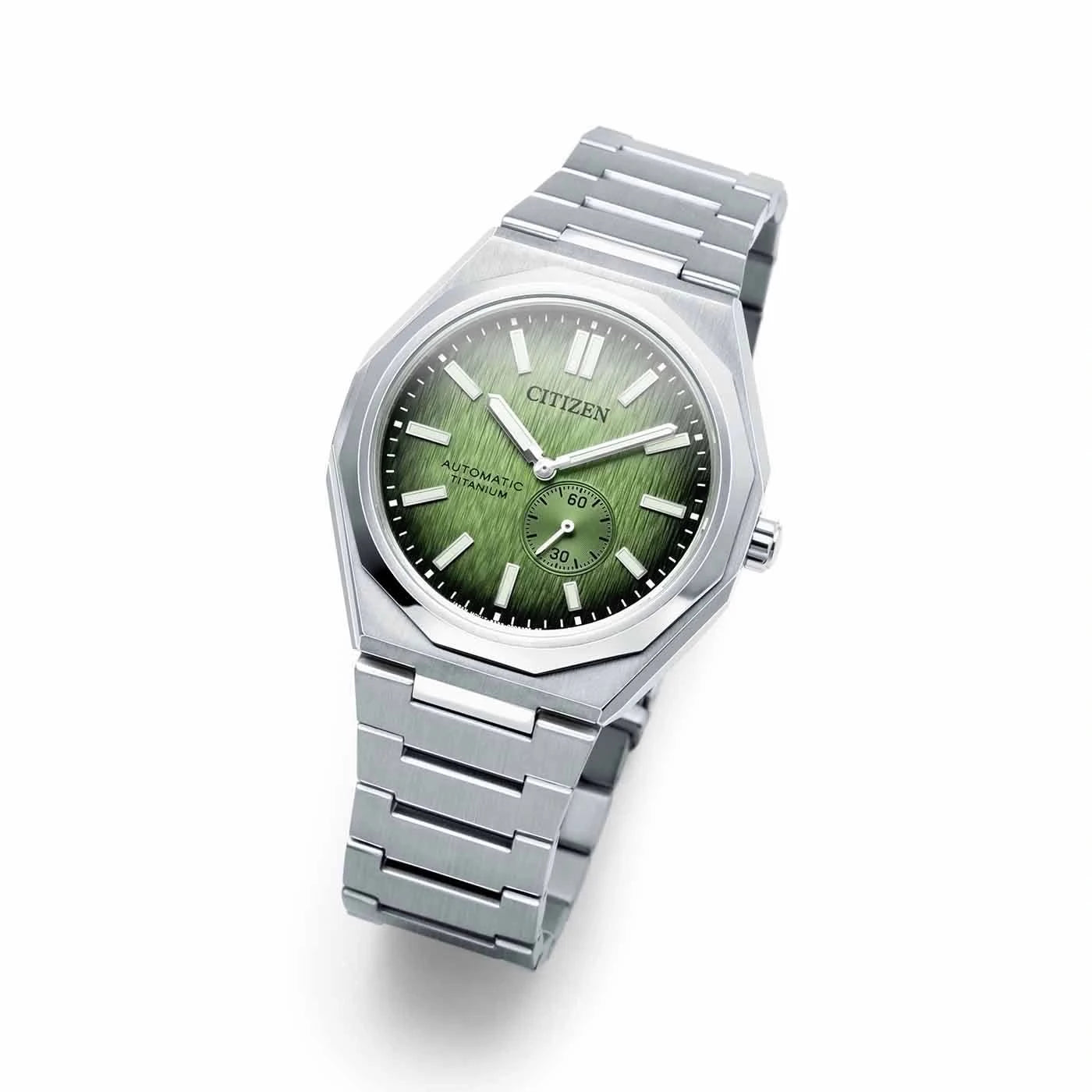 Herrenarmbanduhr mit grünem Zifferblatt, Titanarmband, seitliche Ansicht