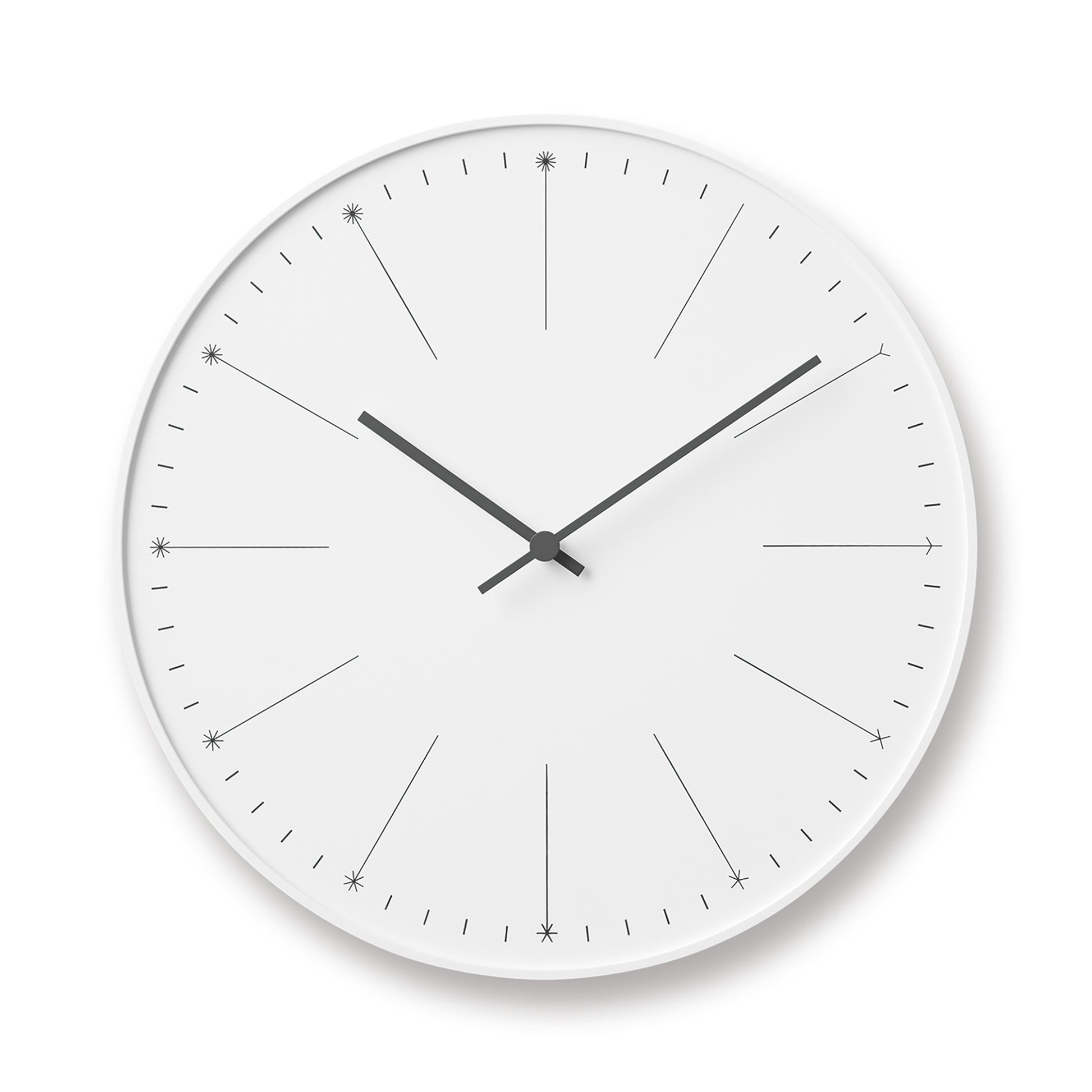 Weiße Wanduhr mit markierten Strichindexen und schwarzen Zeigern, rundes Zifferblatt