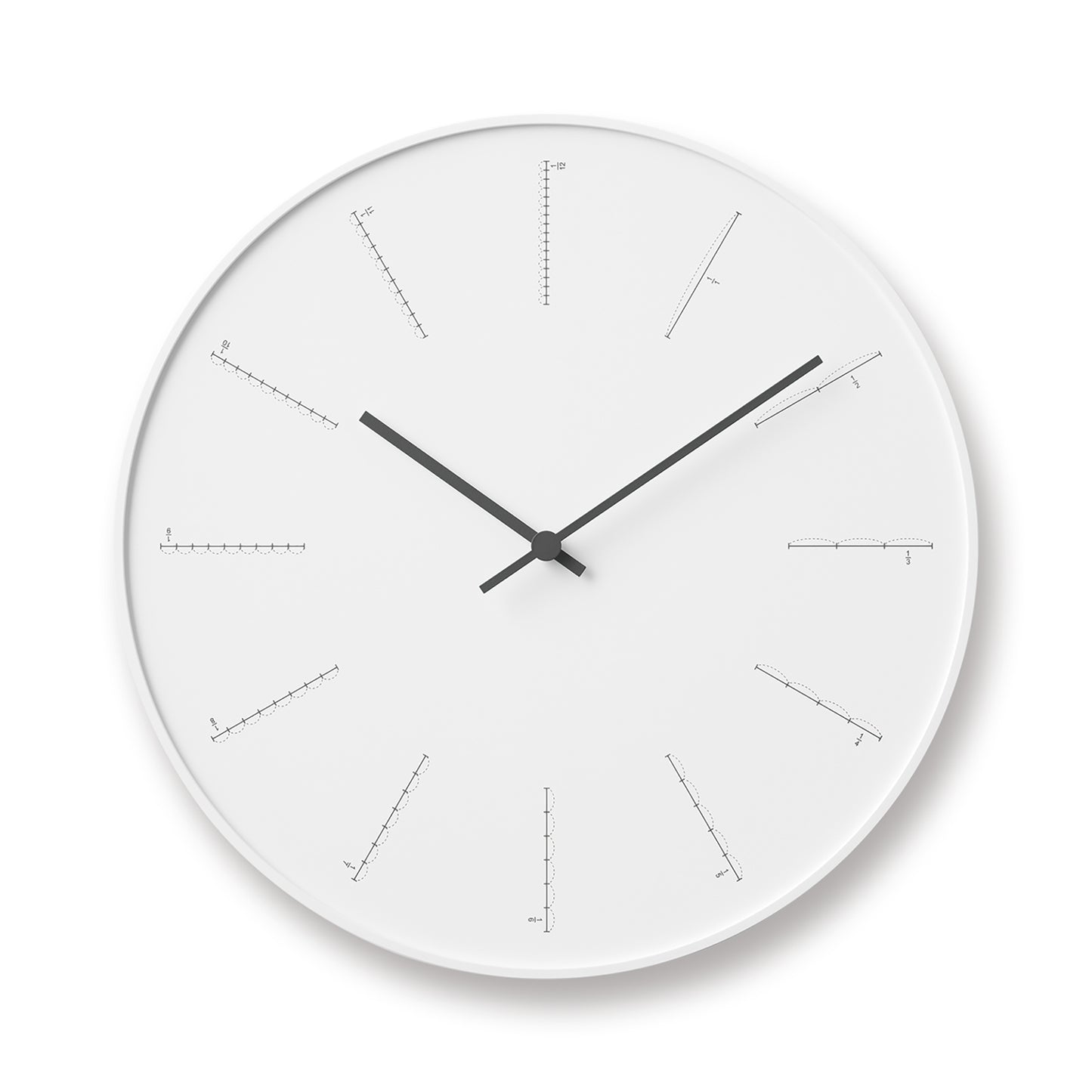 Runde weiße Wanduhr mit schwarzen Zeigern und feinen Teilstrichen im Ziffernblatt