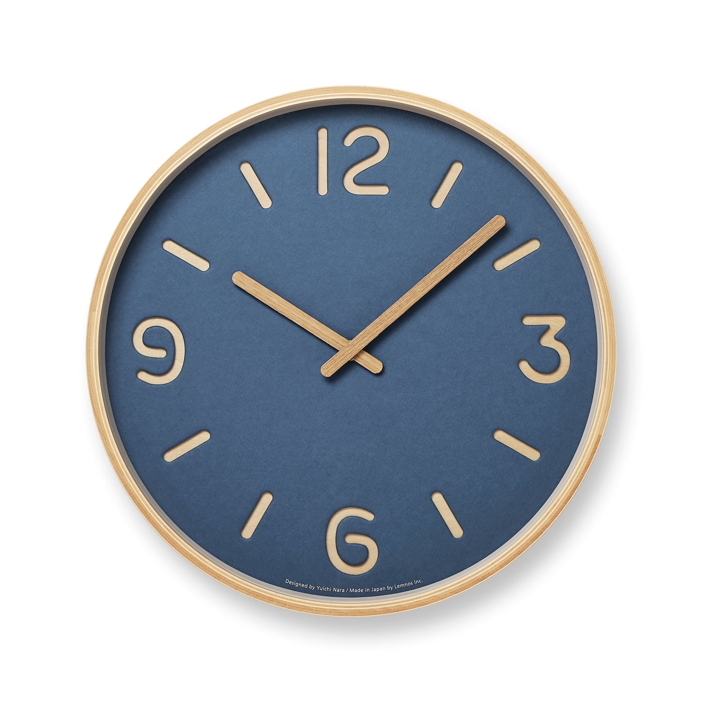 Runde Wanduhr mit blauem Zifferblatt, goldenen Indexen und Zeigern