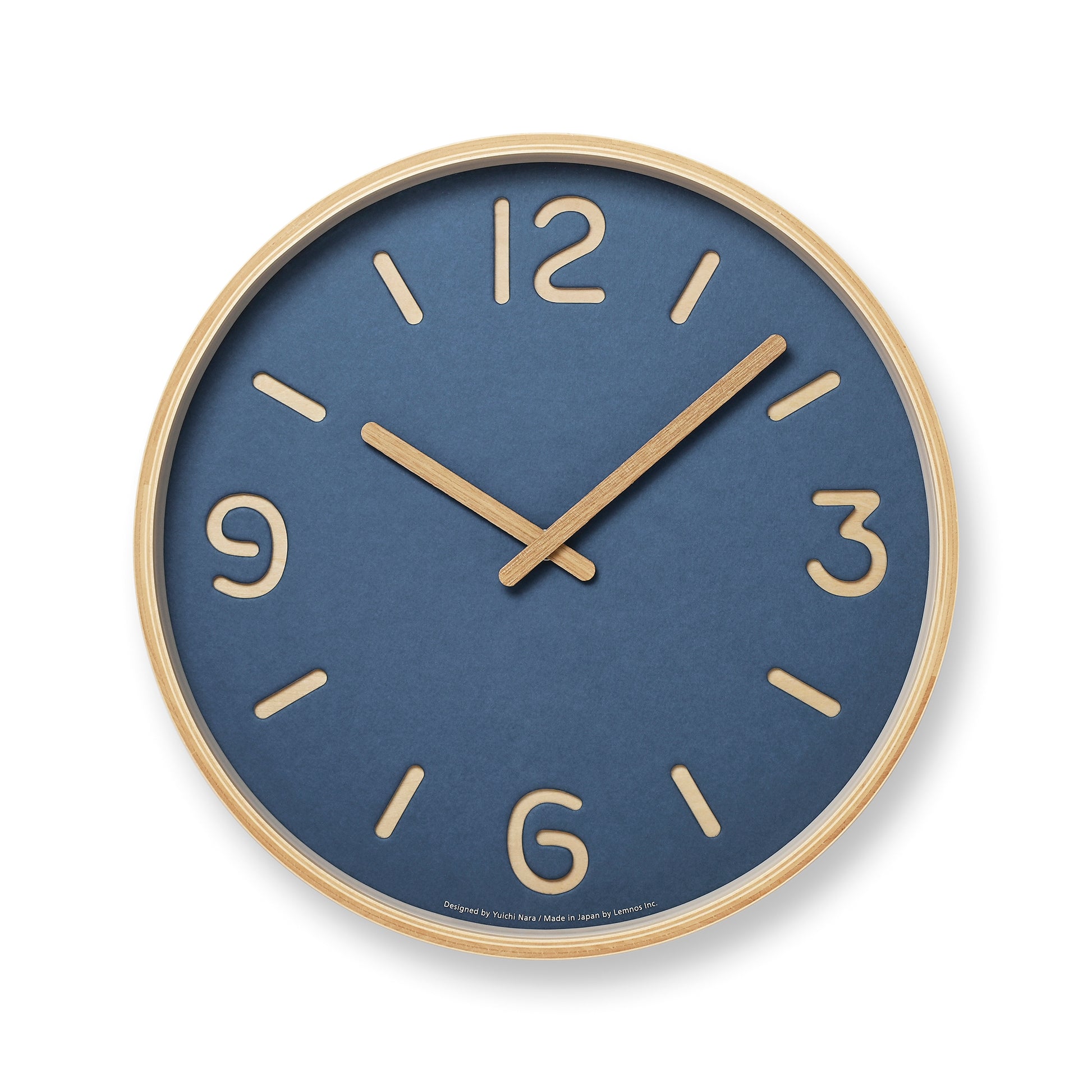 Runde Wanduhr mit blauem Zifferblatt, goldenen Indexen und Zeigern