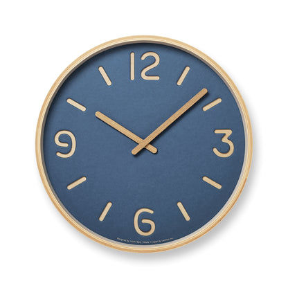 Runde Wanduhr mit blauem Zifferblatt, goldenen Indexen und Zeigern
