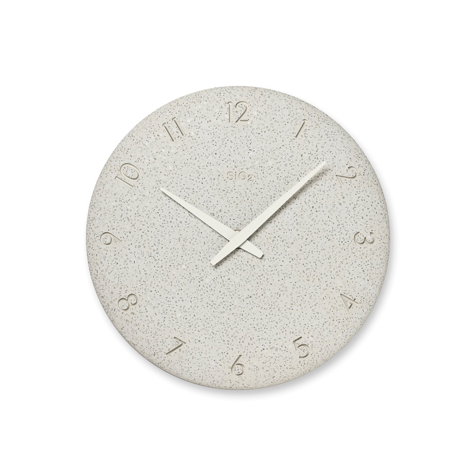Runde Wanduhr mit gesprenkeltem hellgrauem Zifferblatt, goldfarbene Zahlen, weiße Zeiger