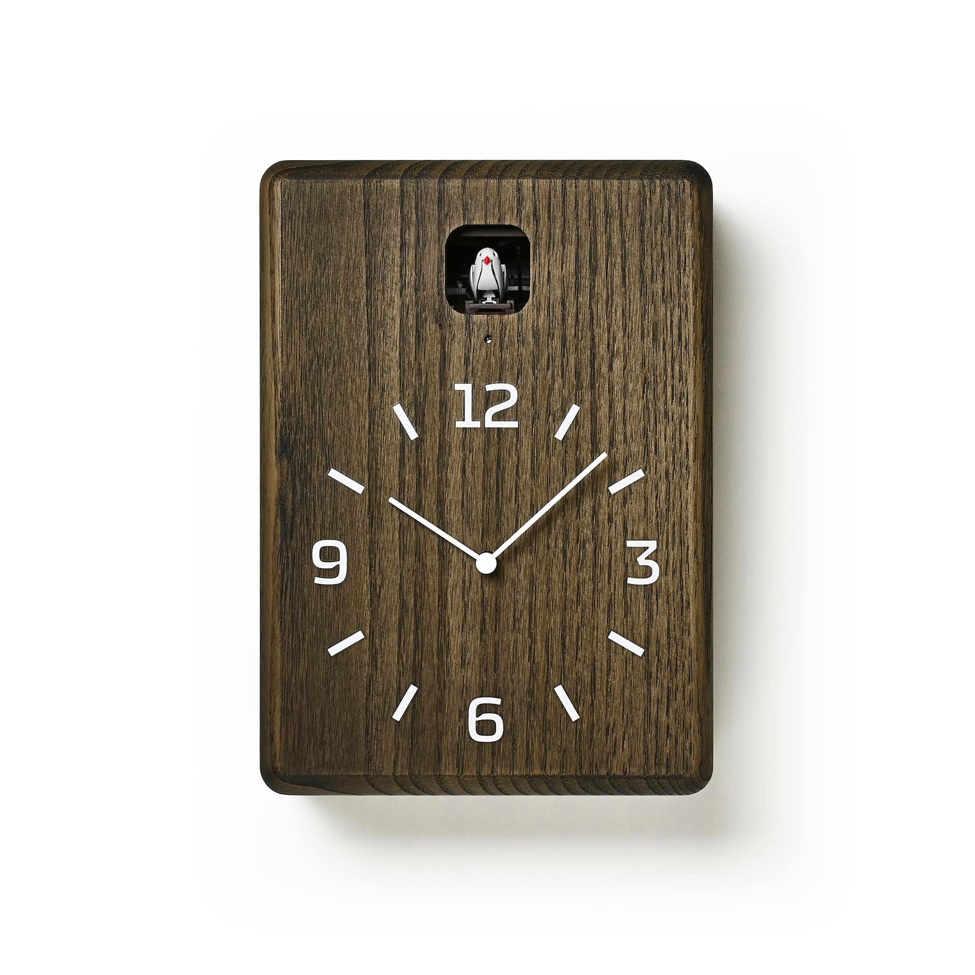 Wanduhr dunkelbraun aus Holz mit Analogziffern und Aufsatz oben