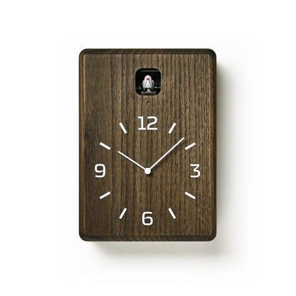 Wanduhr dunkelbraun aus Holz mit Analogziffern und Aufsatz oben
