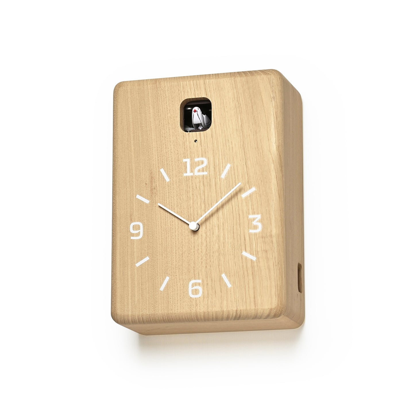 Wanduhr aus hellem Holz, Frontansicht mit schwarzem Kuckuckseinsatz und Ziffern