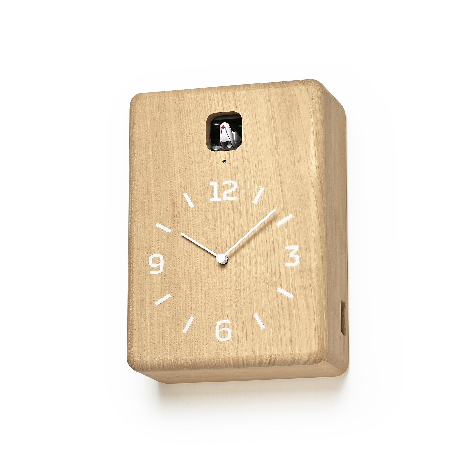 Wanduhr aus hellem Holz, Frontansicht mit schwarzem Kuckuckseinsatz und Ziffern