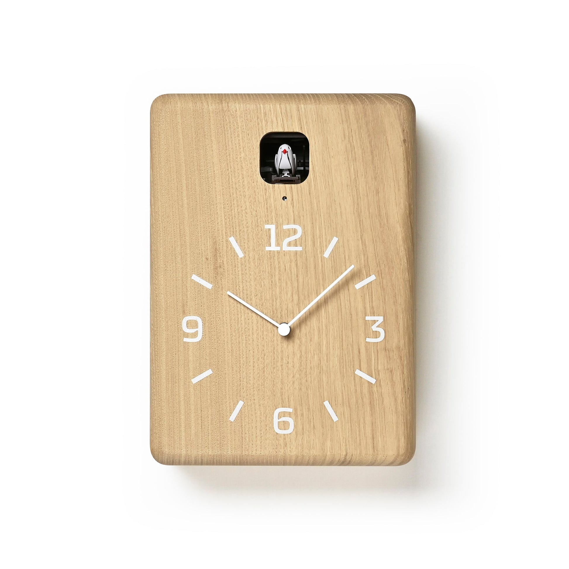Wanduhr aus hellem Holz mit Analoganzeige und Kuckucksmotiv oben
