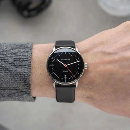 Automatisk unisexklocka på handleden, svart läderarmband och svart urtavla med röda visare