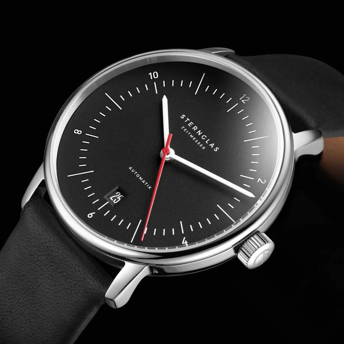 Unisex-klocka med automatverk, svart urtavla med röda accenter och svart läderarmband