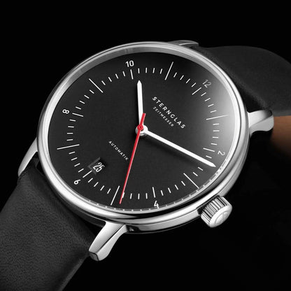 Unisex-klocka med automatverk, svart urtavla med röda accenter och svart läderarmband
