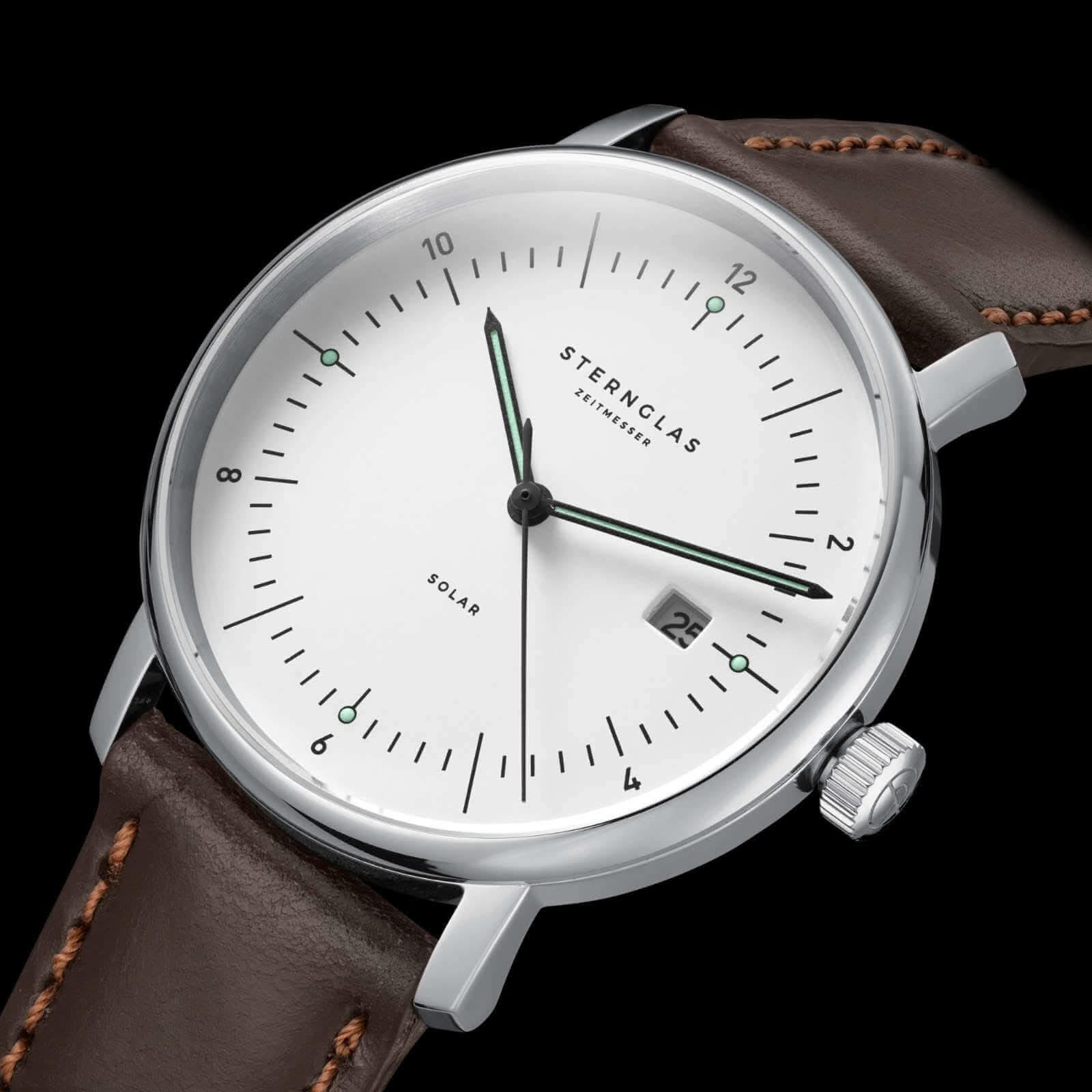 Armbandsur med brunt läderarmband, silverfärgat hölje och vit urtavla