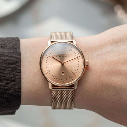 Damklocka på handleden: roséguldigt meshband, beige urtavla, visare