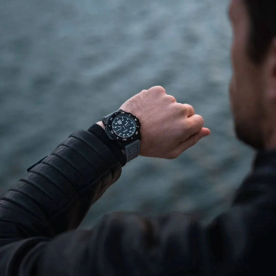 Herrklocka med svart armband och rund urtavla på handleden
