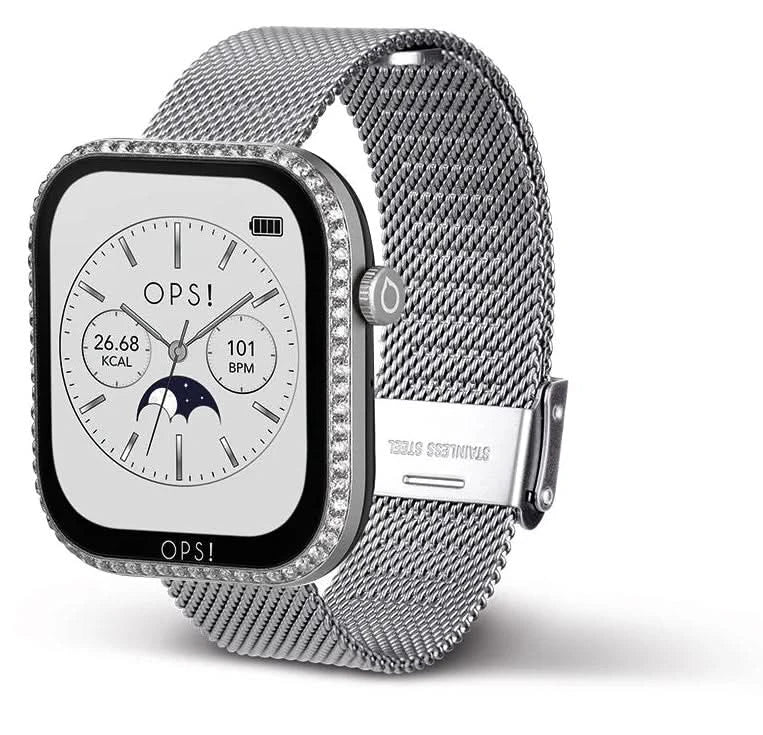 Smartklocka med fyrkantig urtavla, silverfärgat mesh-armband och metallspänne på sidan