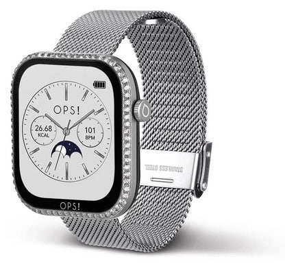 Smartklocka med fyrkantig urtavla, silverfärgat mesh-armband och metallspänne på sidan