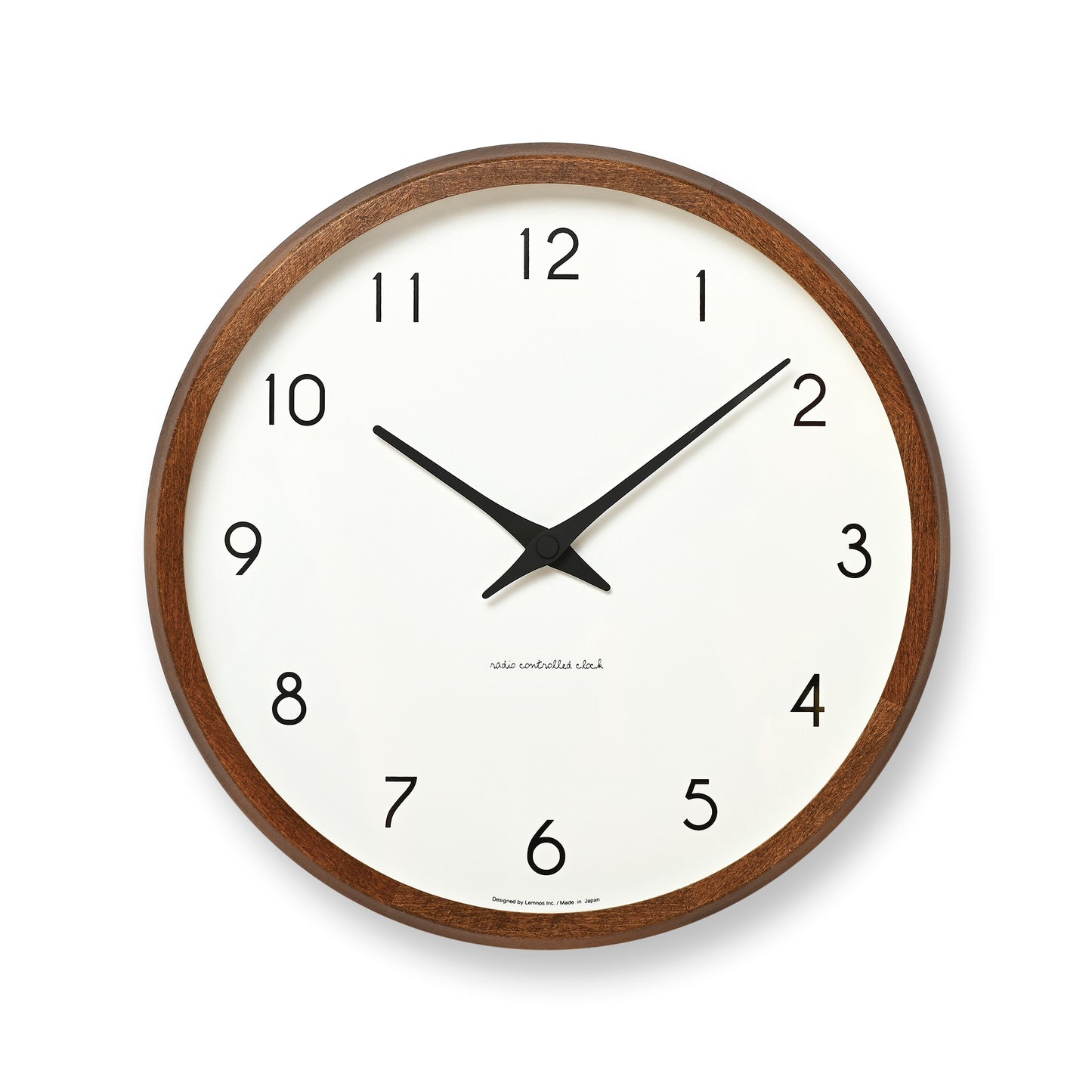 Braune Wanduhr mit rundem Holzrahmen, weißem Zifferblatt und schwarzen Zeigern