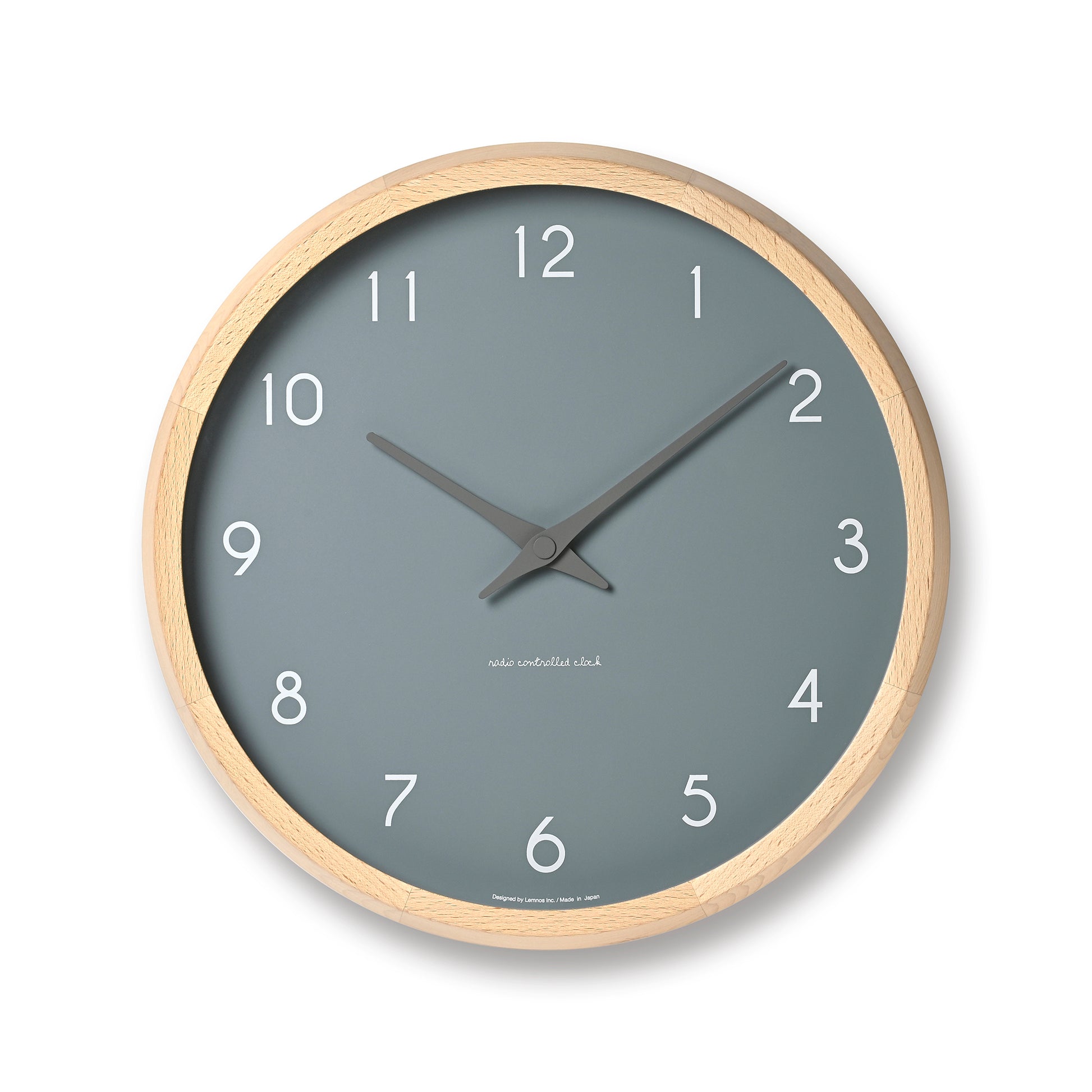 Wanduhr mit blauem Zifferblatt und hellem Buchenholzrahmen, geräuschloses Quarzwerk