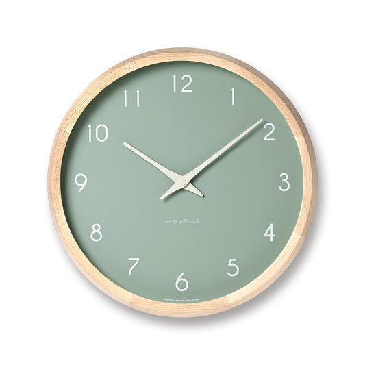 Wanduhr mit grünem Zifferblatt und hellem Buchenholzrahmen