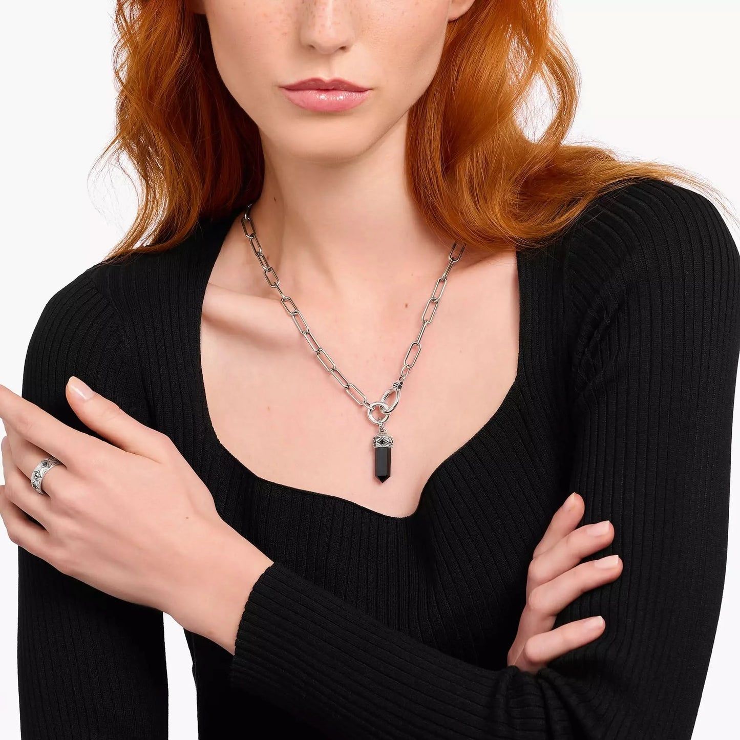 Halsband med THOMAS SABO-berlock och svart kristall på ett fint länkhalsband