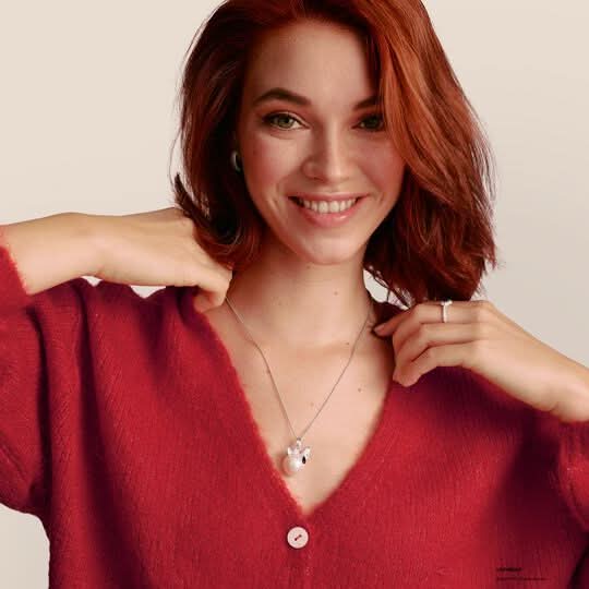 Snoopy-hänge i 925 sterling silver med zirkonia på ett fint halsband