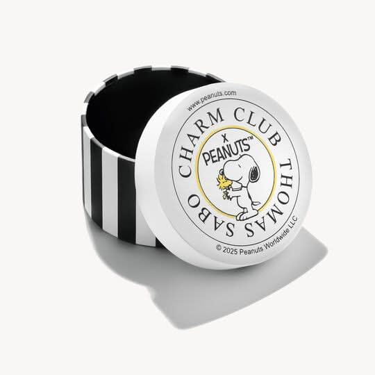 Hängsida med Charm Club, Peanuts-logotyp och gravyr ©2025 Peanuts World