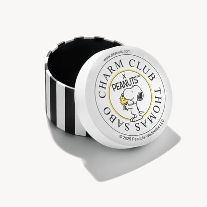 Hängsida med Charm Club, Peanuts-logotyp och gravyr ©2025 Peanuts World