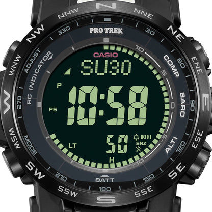 Casio PRO TREK Herrenuhr Nahansicht mit schwarzer Lünette und grüner Digitalanzeige 18:39