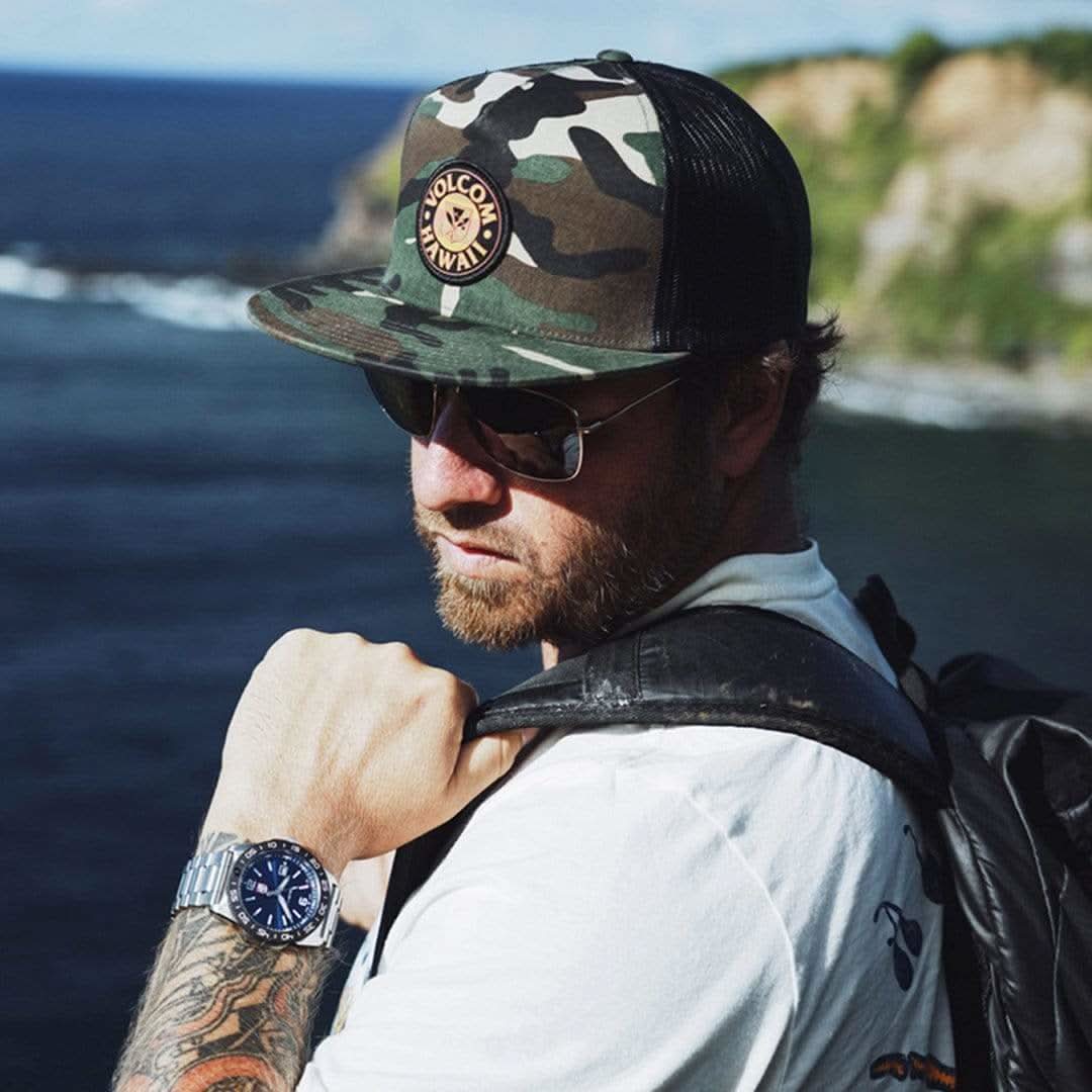 Herrklocka på handleden med blå urtavla, självlysande index och armband i rostfritt stål