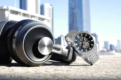 Lorus Herrenarmbanduhr mit blauem Zifferblatt und Stahlarmband im Nahblick