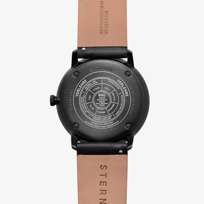 Herrklocka med svart boett, brunt läderarmband och graverad baksida