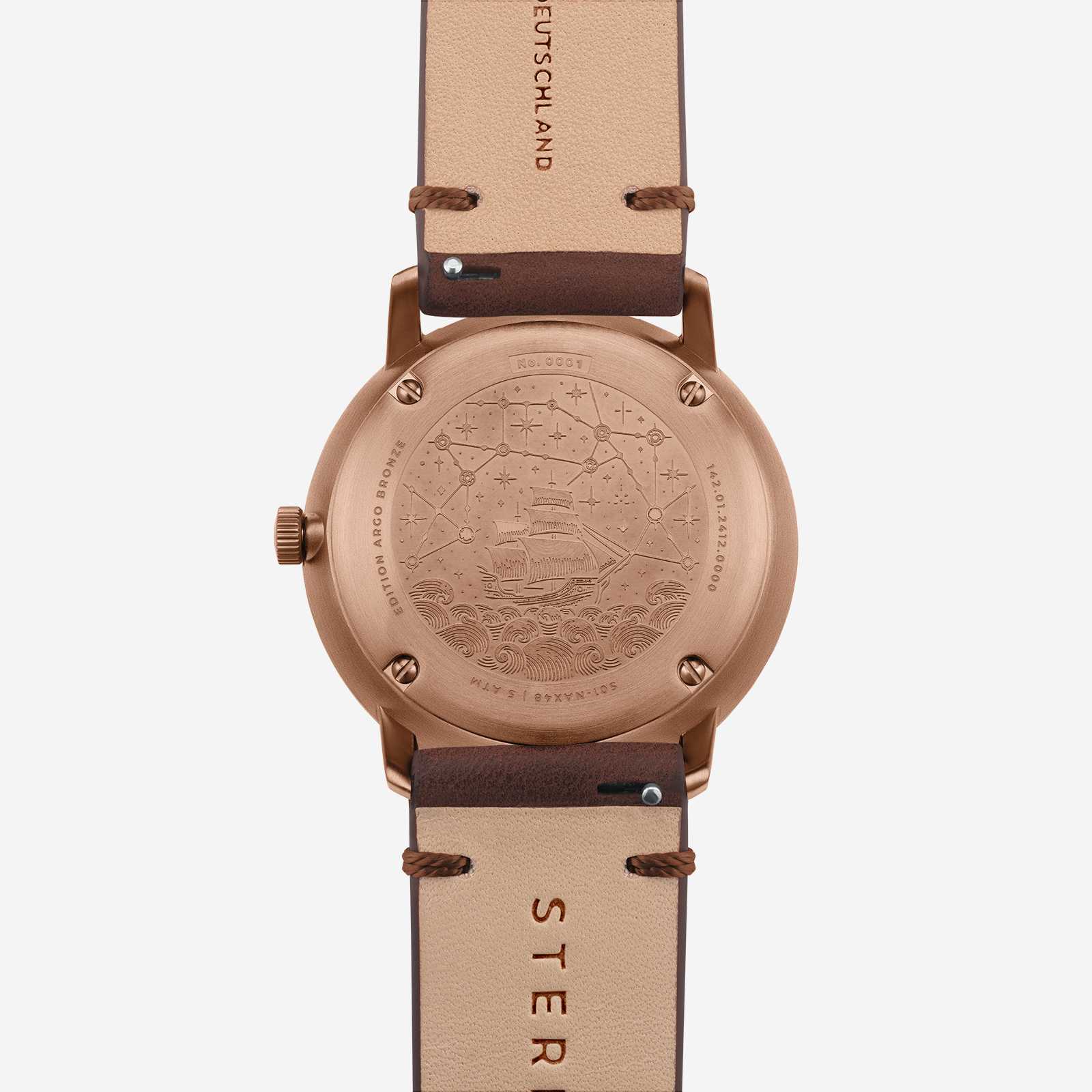 Herrklocka baksida: roséguldigt fodral med prägling, brunt läderarmband