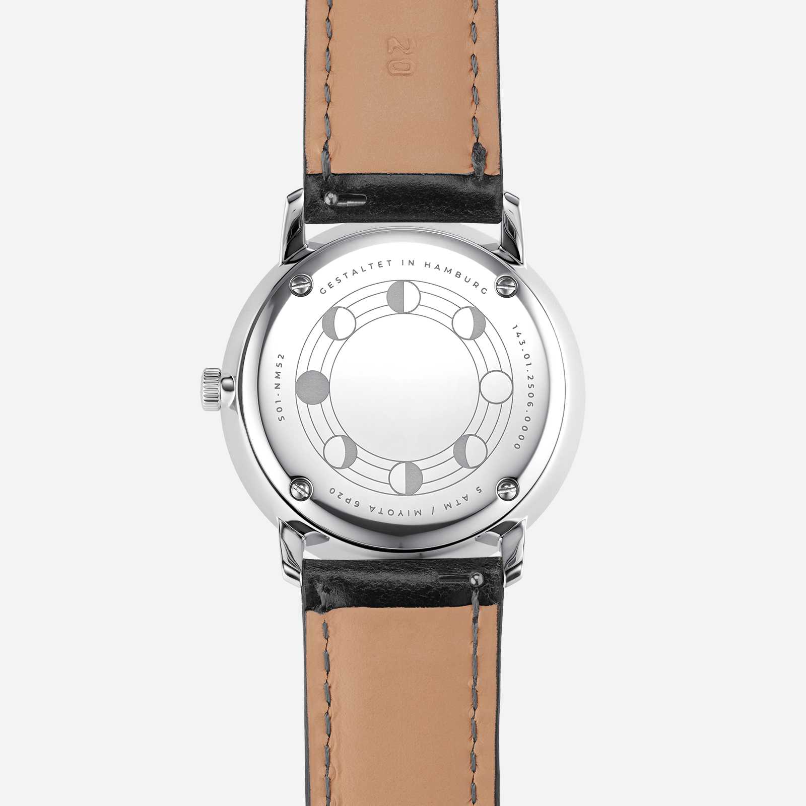 Herrklocka med cirkulär gravyr på baksidan och svart läderarmband.