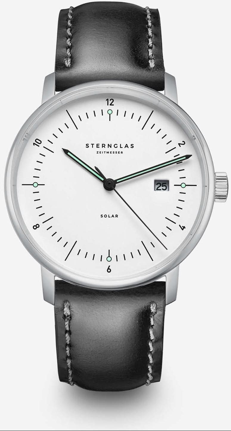 Armbandsur med svart läderarmband, silverfärgat hölje och vit urtavla