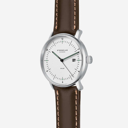 Armbandsur med brunt läderarmband, silverfärgat hölje och vit urtavla
