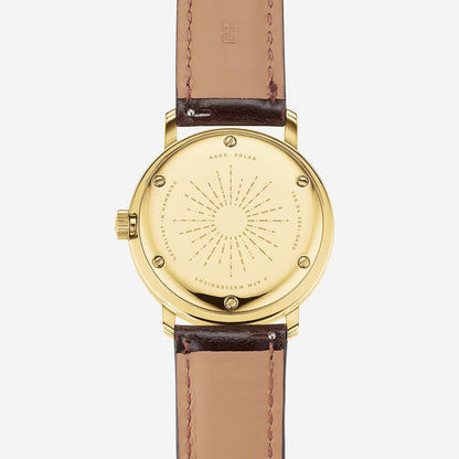 Herrklocka med bakstycke i guldfärgat hölje och brunt läderarmband