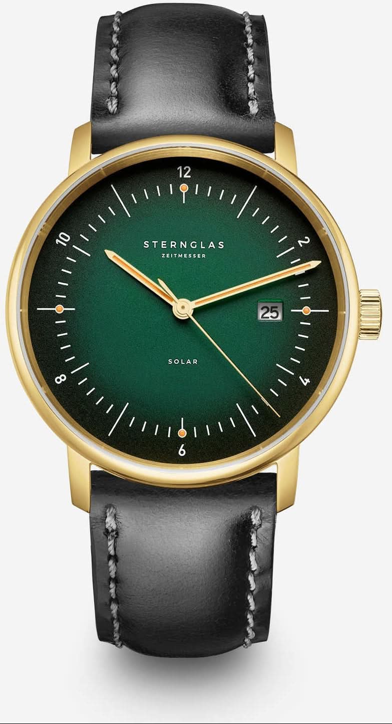 Herrklocka med grön urtavla, guldfärgat hölje och svart läderarmband