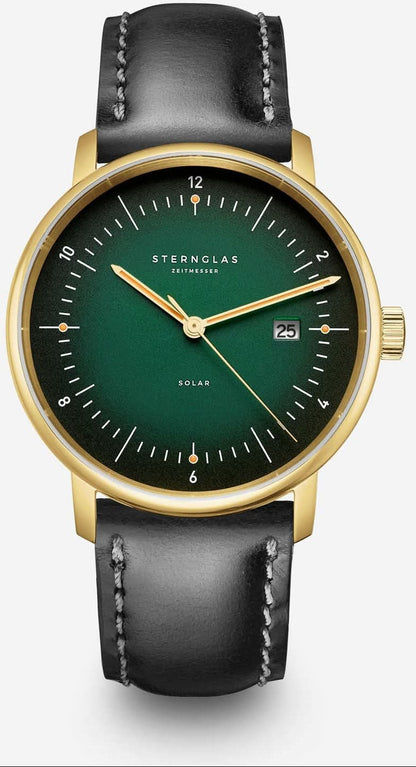 Herrklocka med grön urtavla, guldfärgat hölje och svart läderarmband