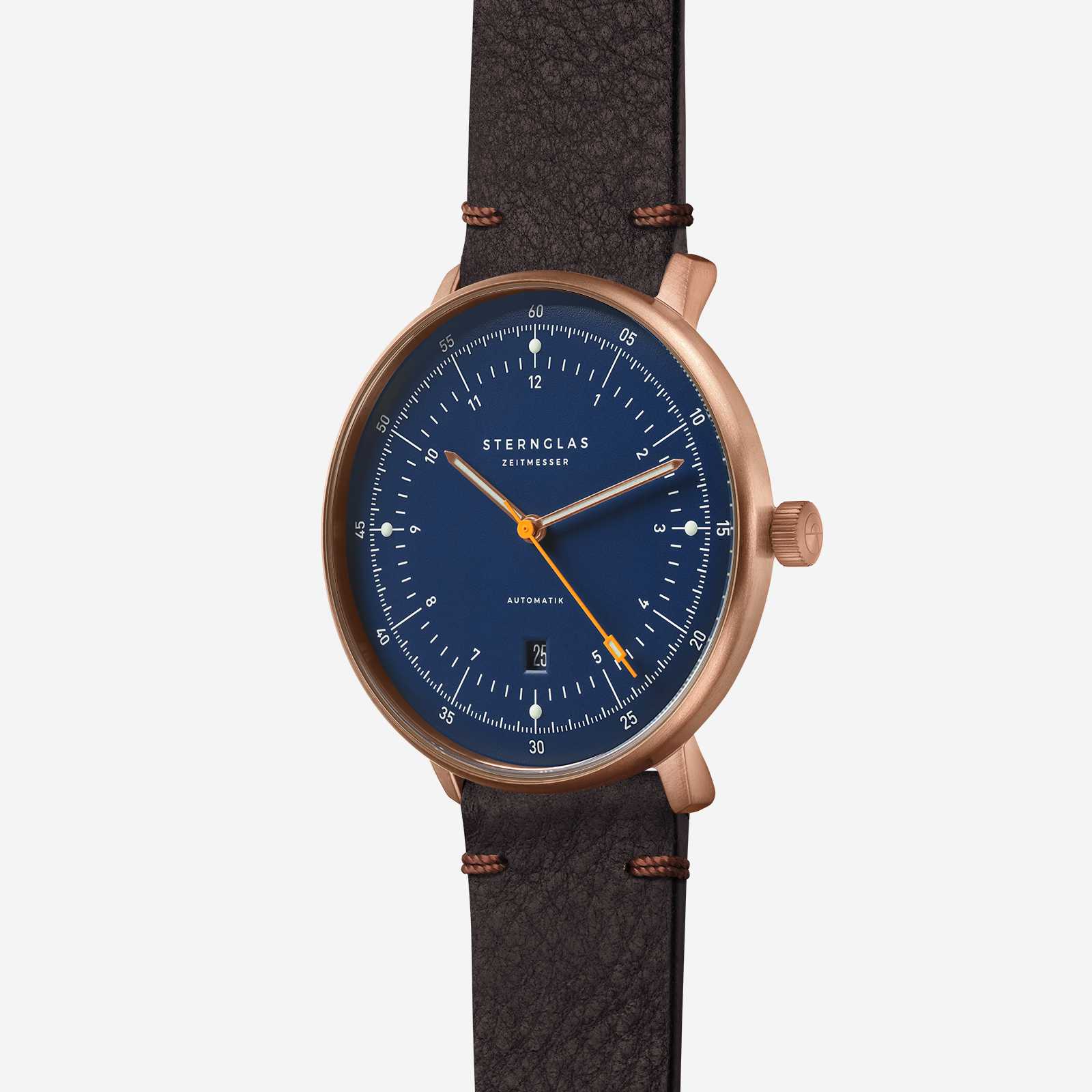 Herrklocka med blå urtavla, roséguldigt boett och brunt läderarmband.