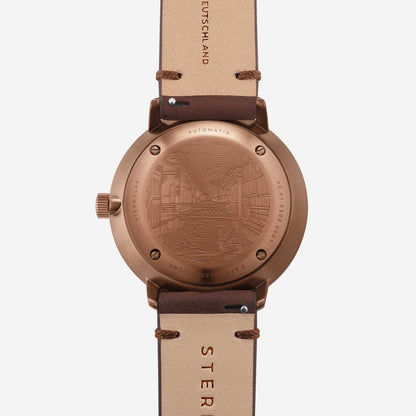 Herrklocka med roséguldpläterat hölje och beige läderarmband, präglad baksida.