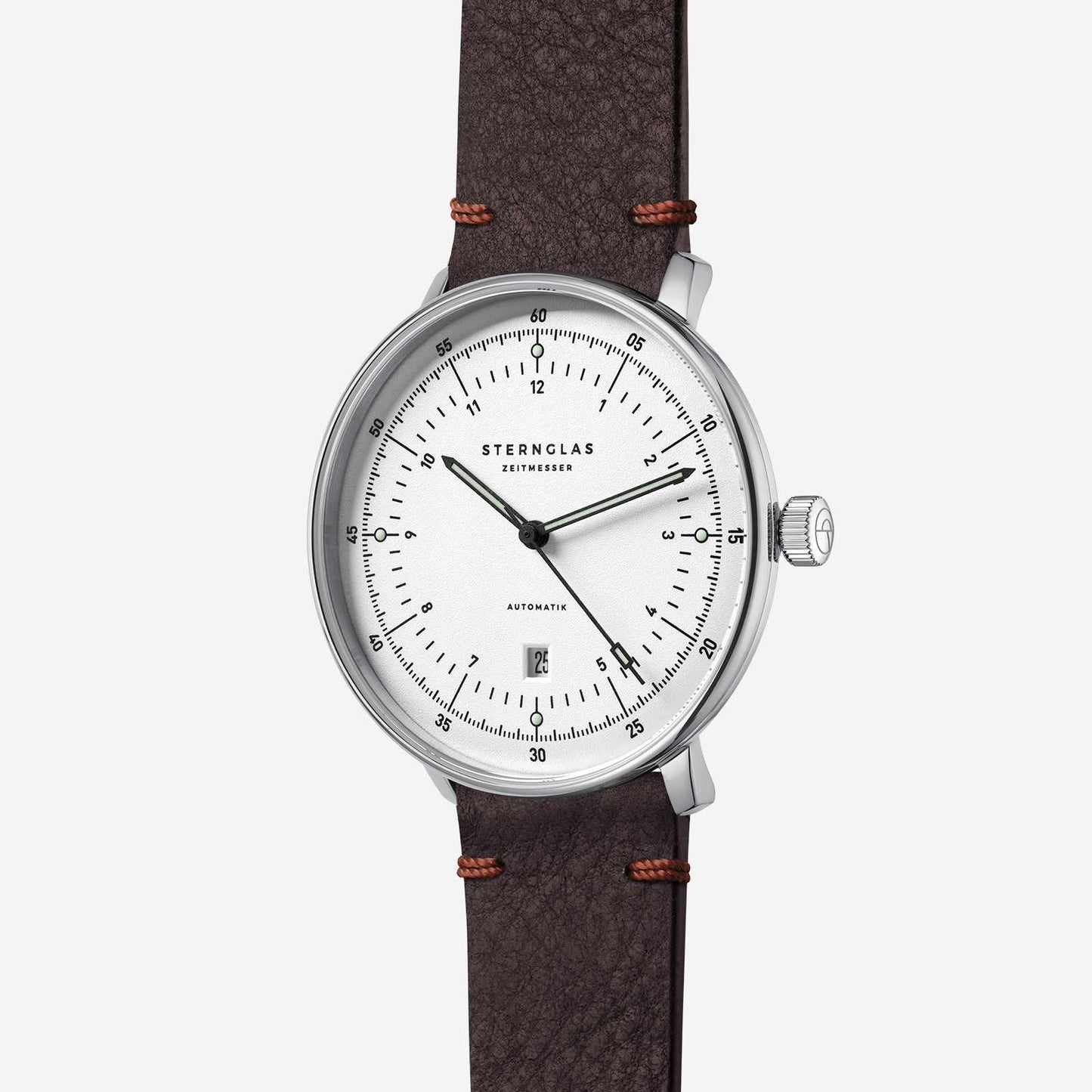 Herrklocka med brunt läderarmband och silverfärgat hölje, vit urtavla med datumvisning.