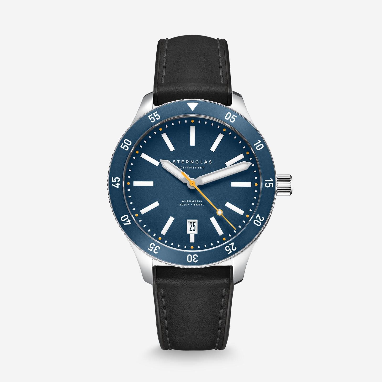 Svart armbandsur med blå urtavla och läderarmband