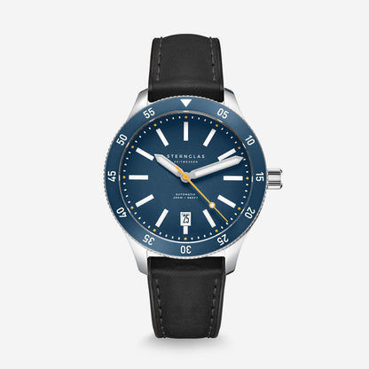 Svart armbandsur med blå urtavla och läderarmband